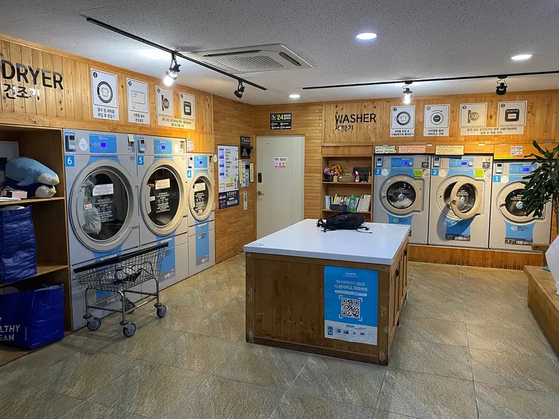 Deretan mesin cuci dan pengering