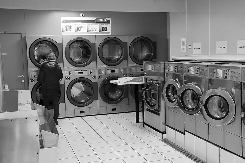 Ruang laundry self-service dengan deretan mesin